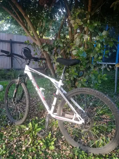 Bicicleta GT montaña blanca - miniatura 3