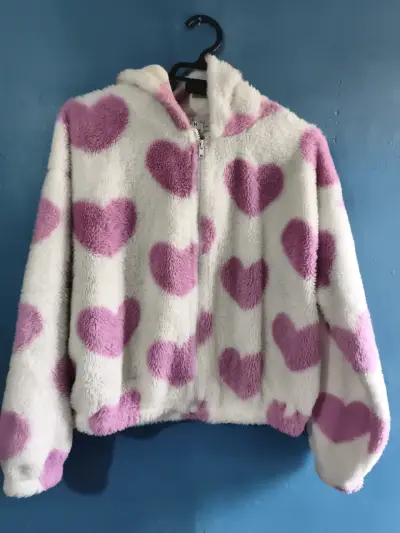 Chaqueta peluda con corazones - miniatura 1