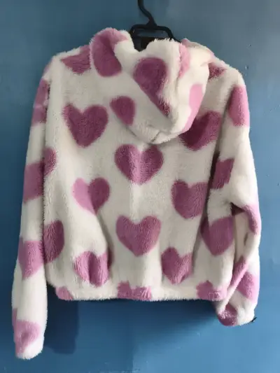 Chaqueta peluda con corazones - miniatura 2