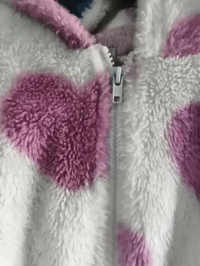 Chaqueta peluda con corazones - miniatura 3