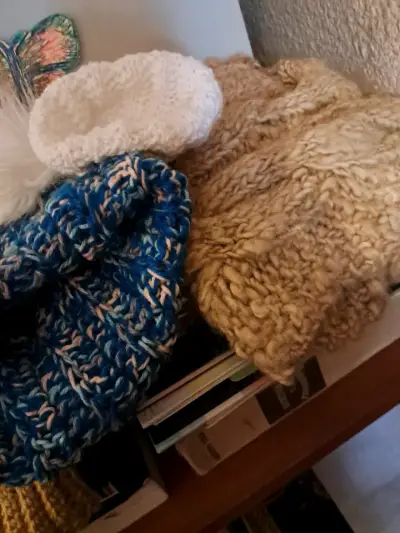 De lana tejidas a mano.3 gorros y 1 cuello - miniatura 1