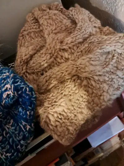 De lana tejidas a mano.3 gorros y 1 cuello - miniatura 2