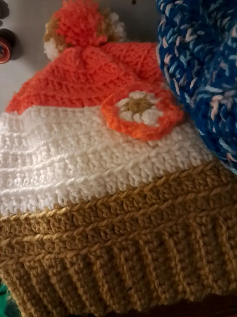 De lana tejidas a mano.3 gorros y 1 cuello - 5