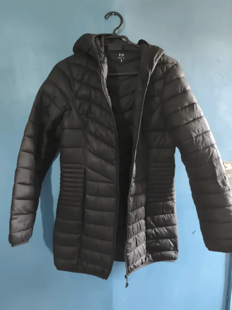 Parca negra con capucha Talla S - 1