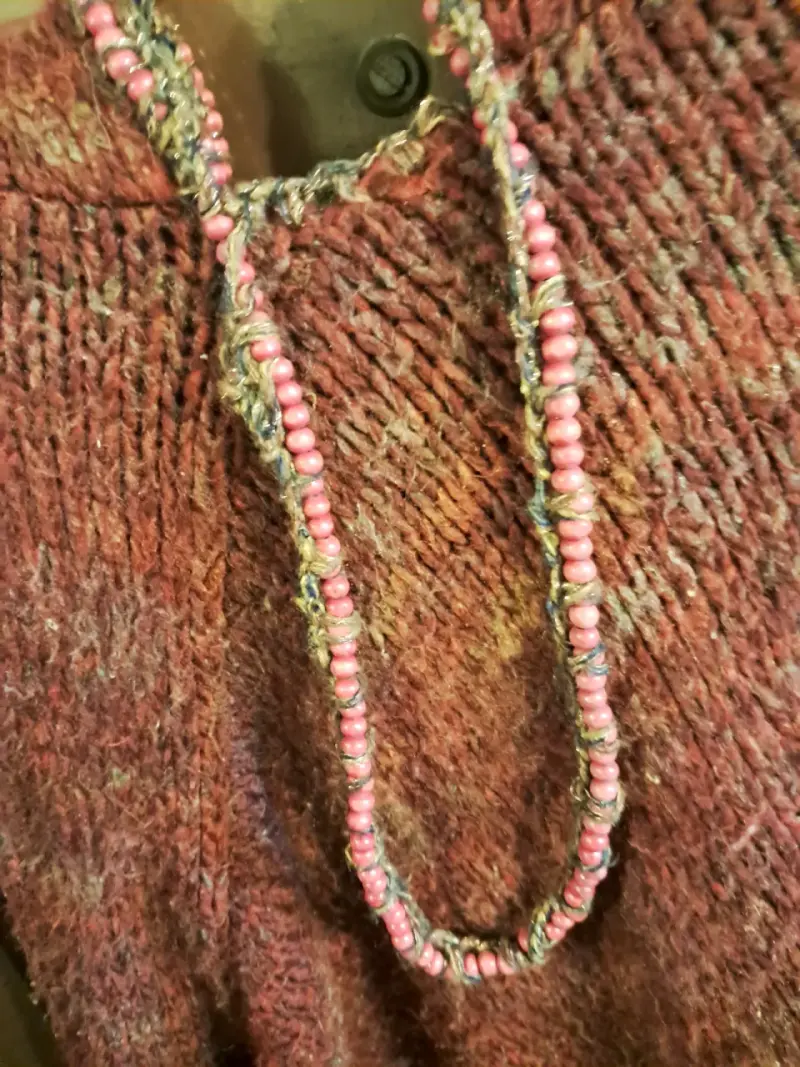 Poncho tejido color burdeos - 3