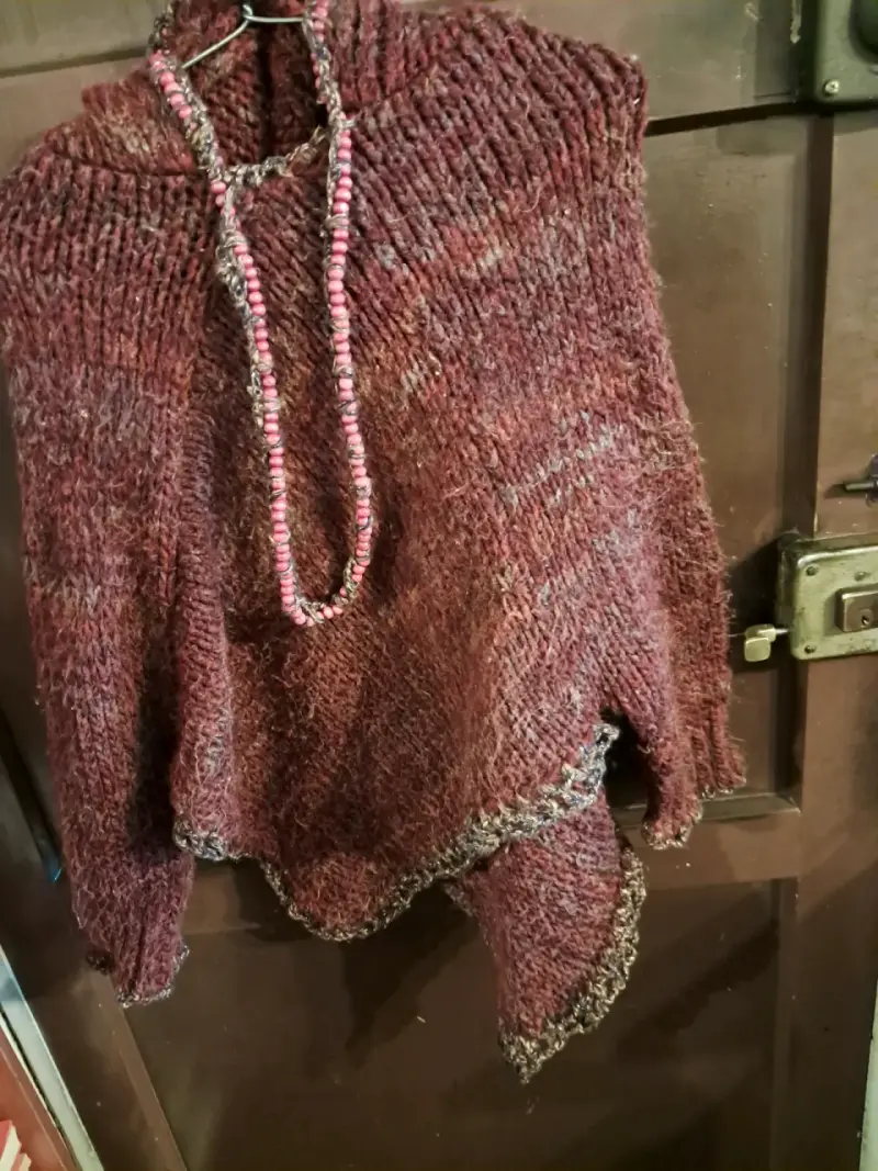 Poncho tejido color burdeos - 6