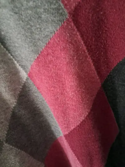 Suéter gris con rombos coloridos - miniatura 2