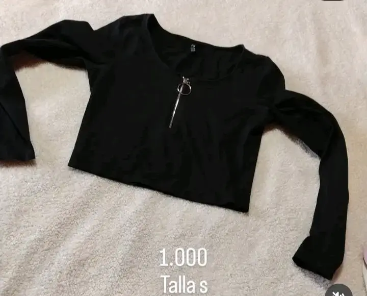 Polera negra con cierre