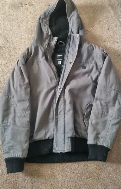 Chaqueta gris con capucha - miniatura 1