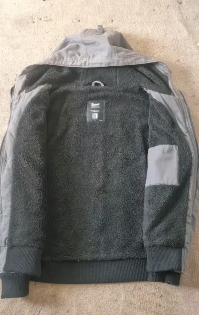 Chaqueta gris con capucha - miniatura 2