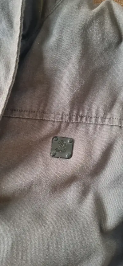 Chaqueta gris con capucha - miniatura 3