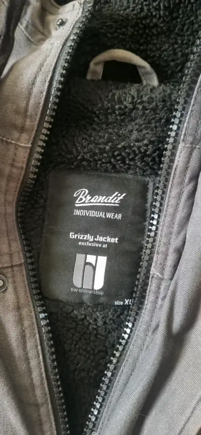 Chaqueta gris con capucha - miniatura 4