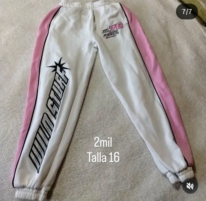 Pantalones deportivos blancos y rosados