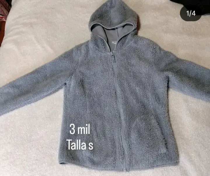 Polerón gris con capucha