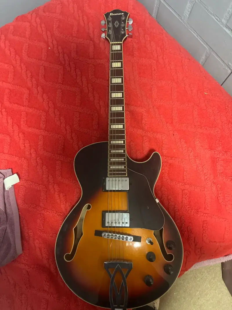 Guitarra eléctrica Ibanez semi-acústica - 1