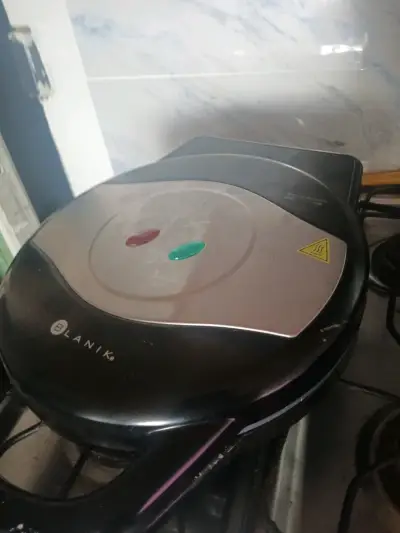 Wafflera eléctrica Blanik negra - miniatura 1