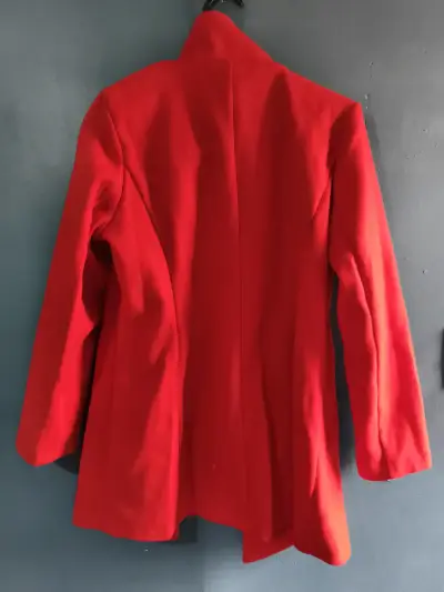 Abrigo rojo elegante - miniatura 3