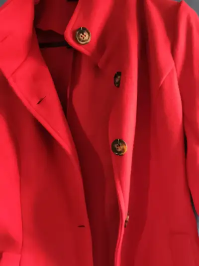 Abrigo rojo elegante - miniatura 4