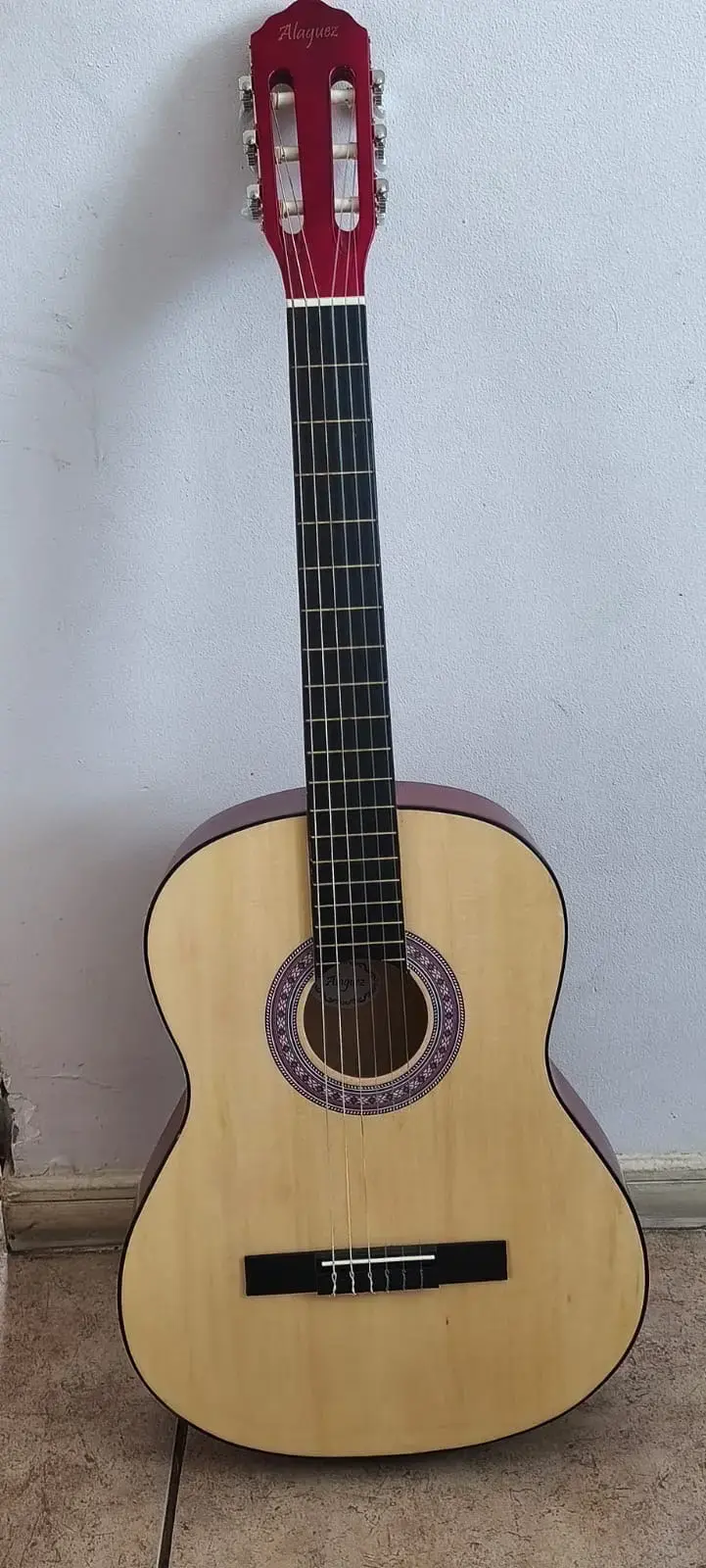 Guitarra clásica roja Alaguez - 2