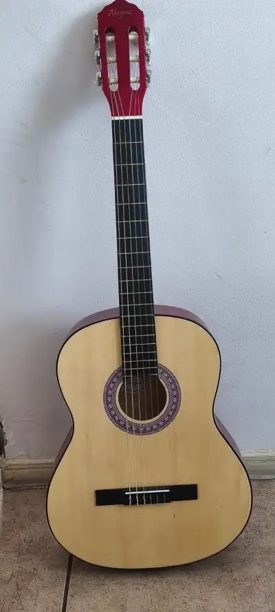 Guitarra clásica roja Alaguez - miniatura 2
