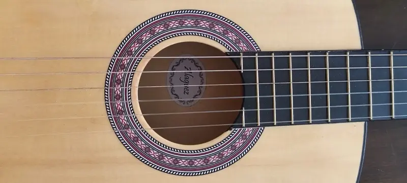 Guitarra clásica roja Alaguez - 3