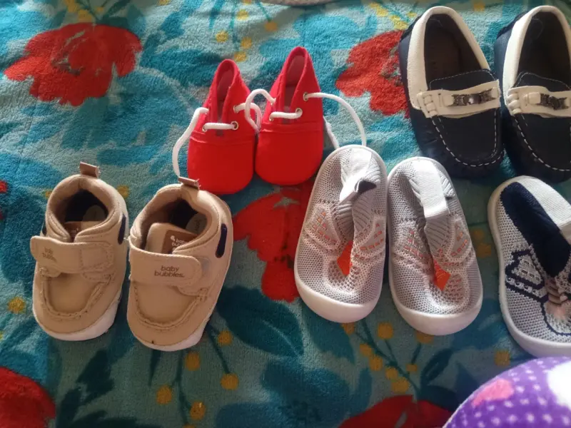 Zapatos de bebé variados