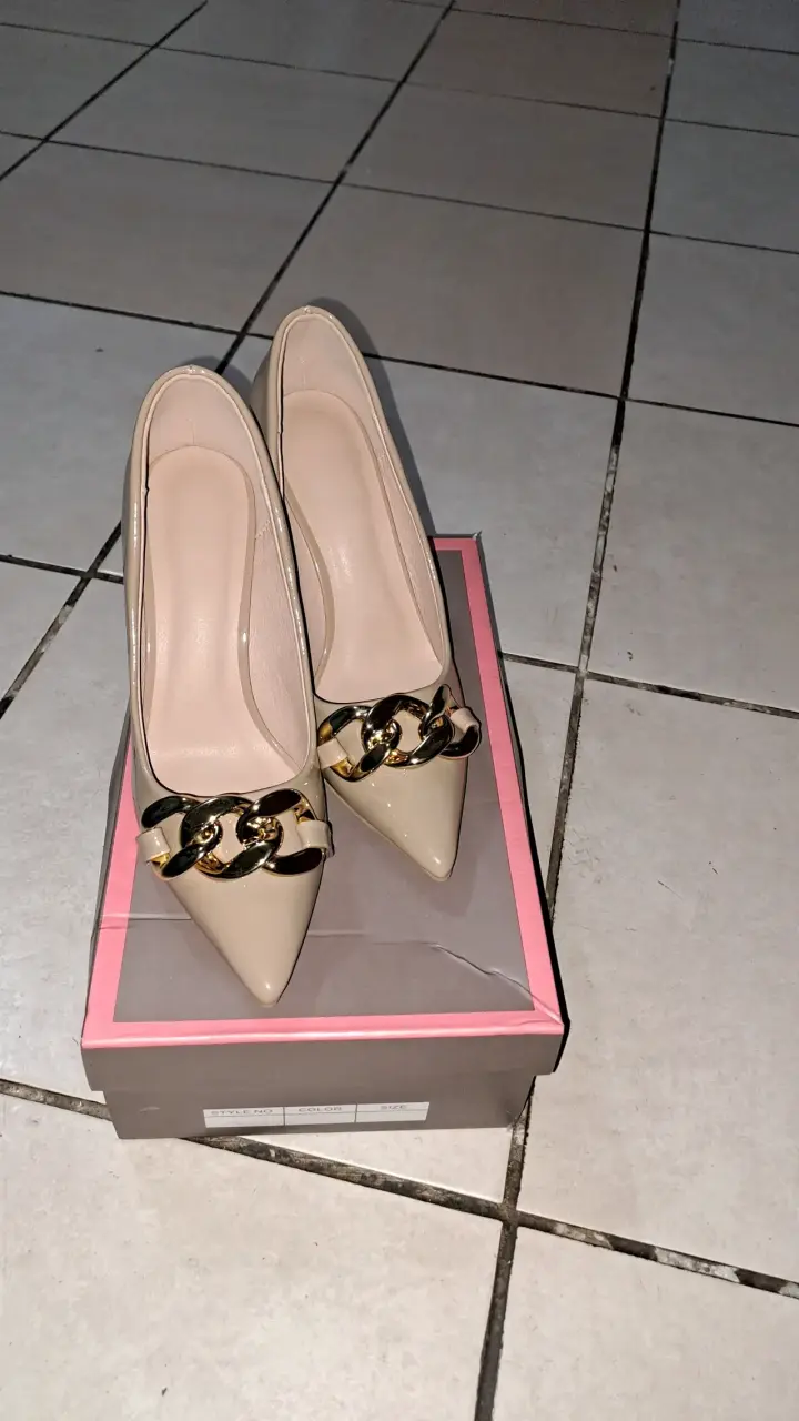 Zapatos de taco beige con cadena - 1