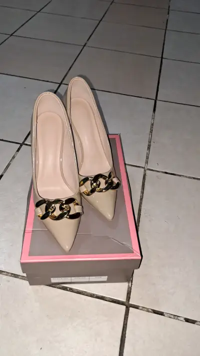 Zapatos de taco beige con cadena - miniatura 1