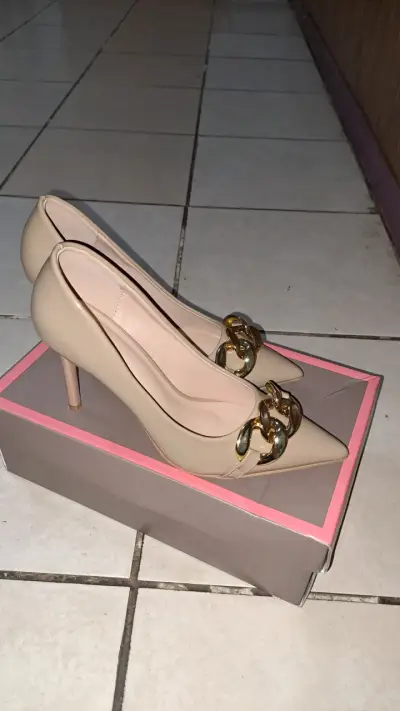 Zapatos de taco beige con cadena - miniatura 2