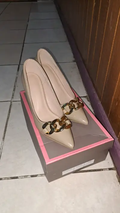 Zapatos de taco beige con cadena - miniatura 3