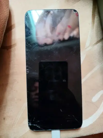 Teléfono móvil con pantalla dañada - miniatura 1