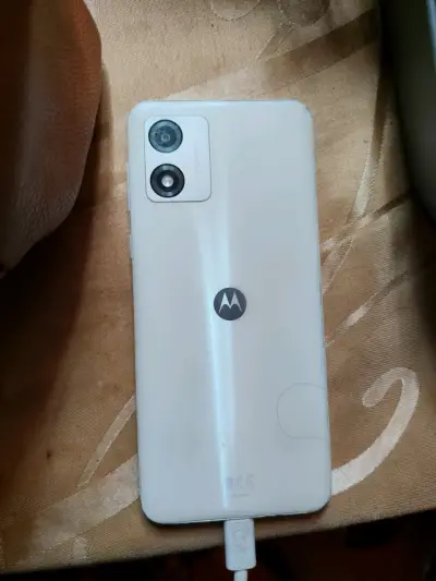 Teléfono móvil con pantalla dañada - miniatura 2