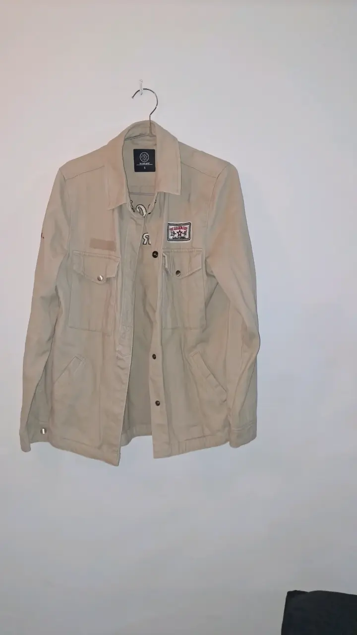 Chaqueta beige con parches