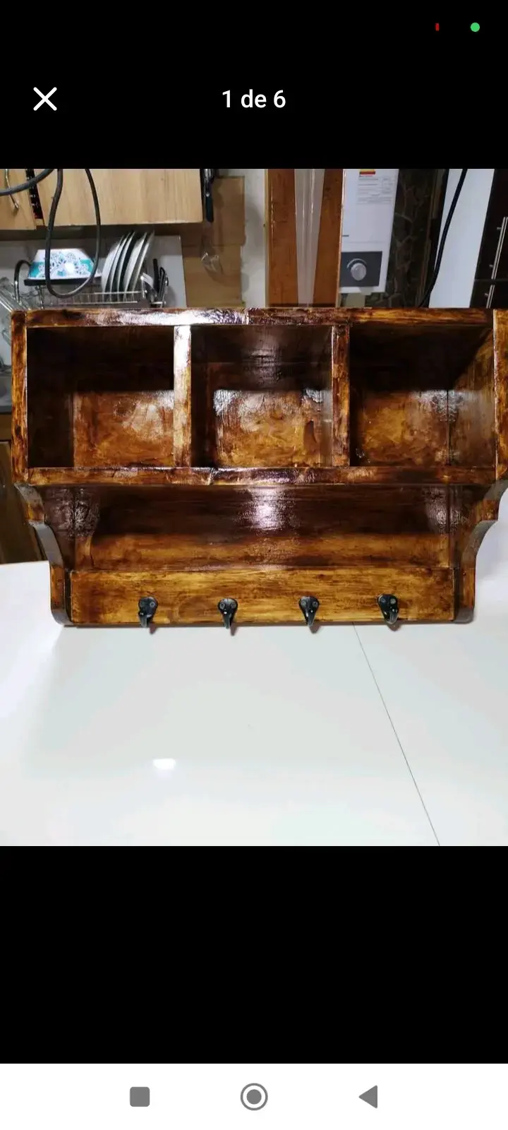 Estante de madera con ganchos