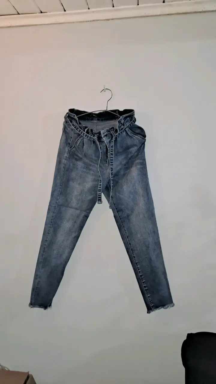 Jeans azul con cinturón