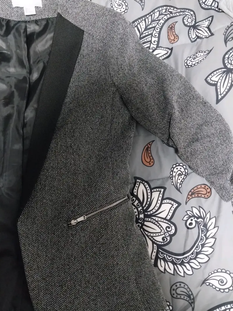 Blazer gris con detalle negro - 3