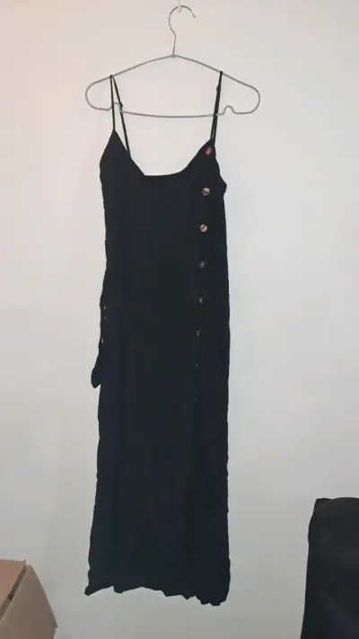 Vestido negro con tirantes - miniatura 1