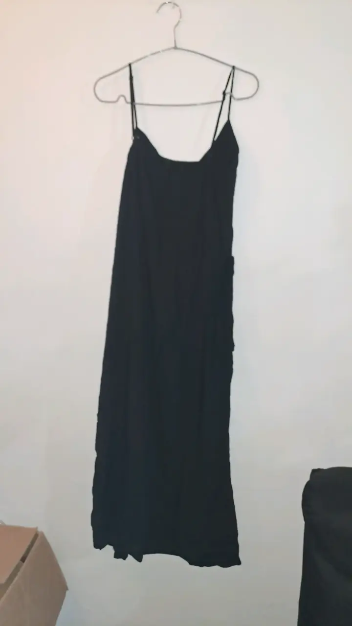 Vestido negro con tirantes - 2