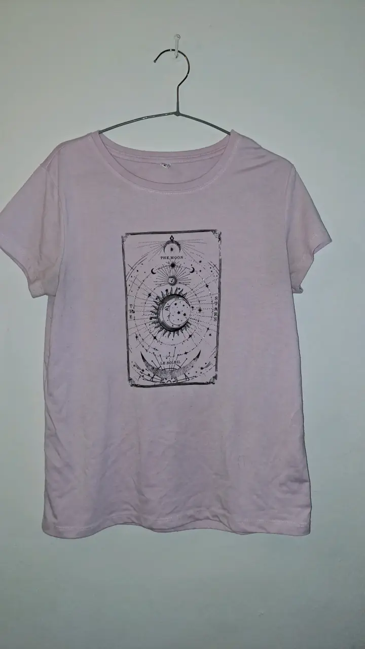 Polera lila con diseño lunar