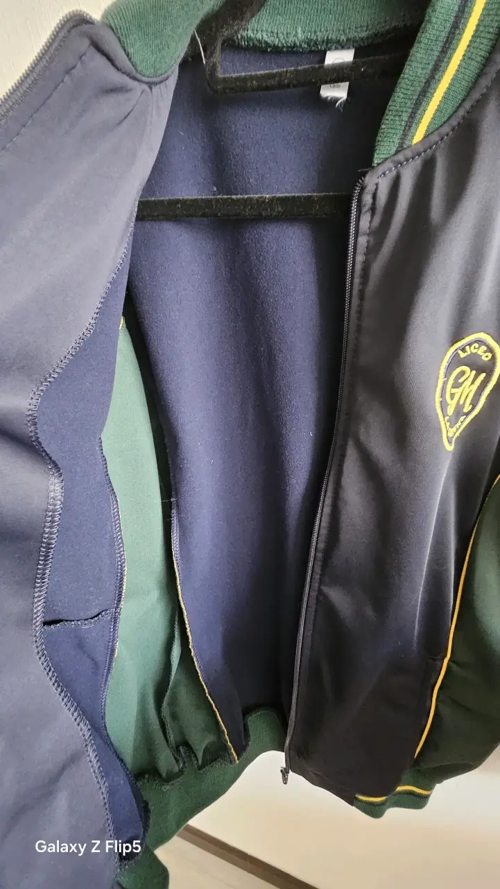 Chaqueta deportiva negra y verde - 2