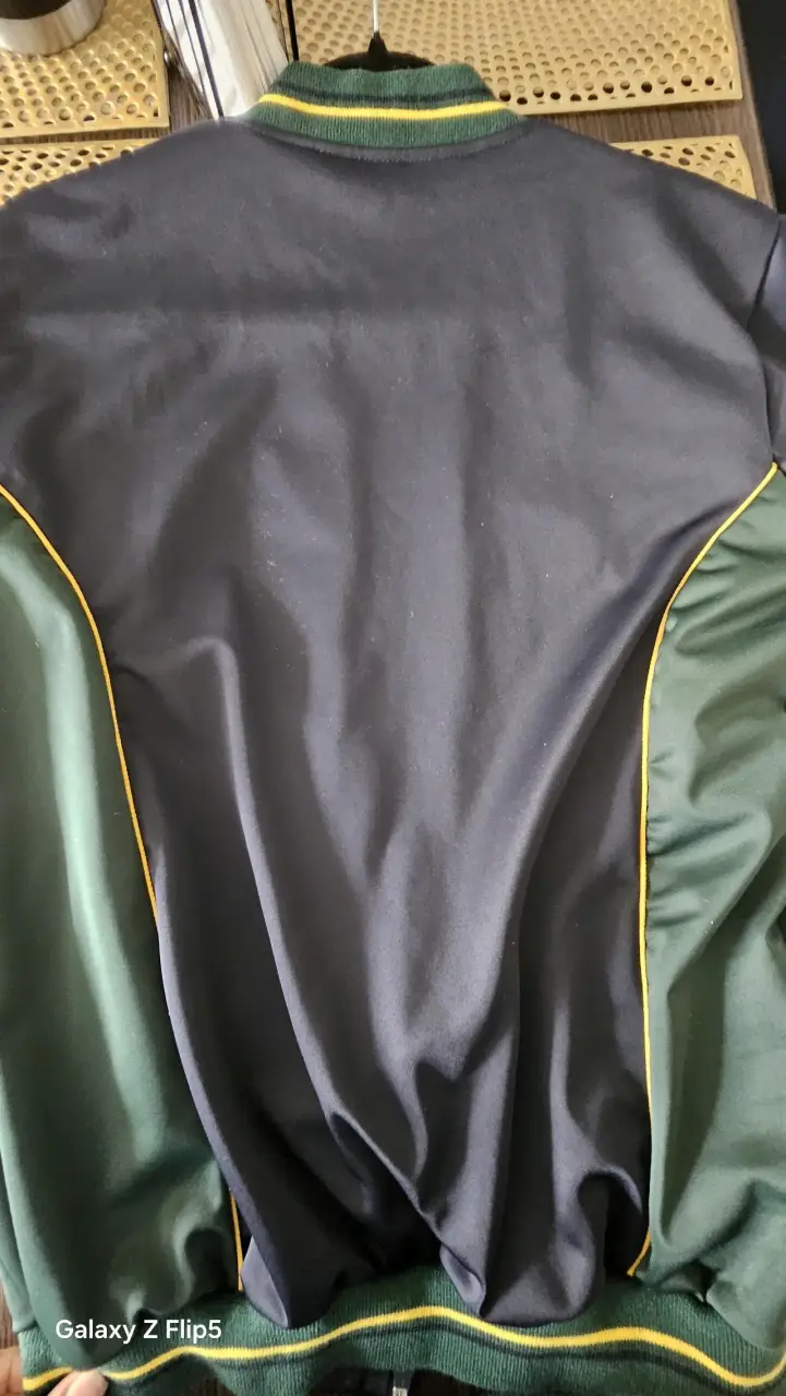 Chaqueta deportiva negra y verde - 3