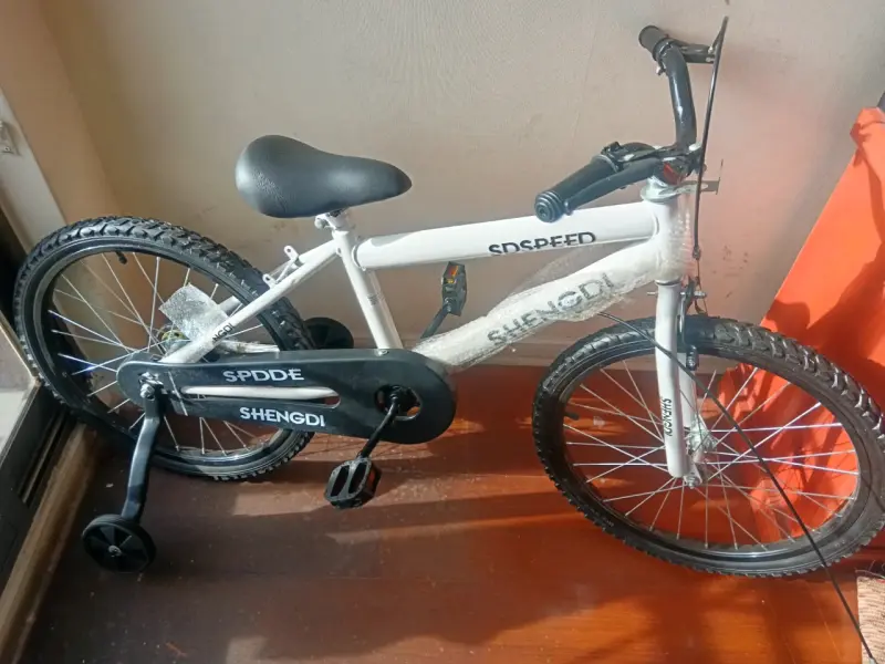 Bicicleta infantil niña blanca aro 20 con rueditas