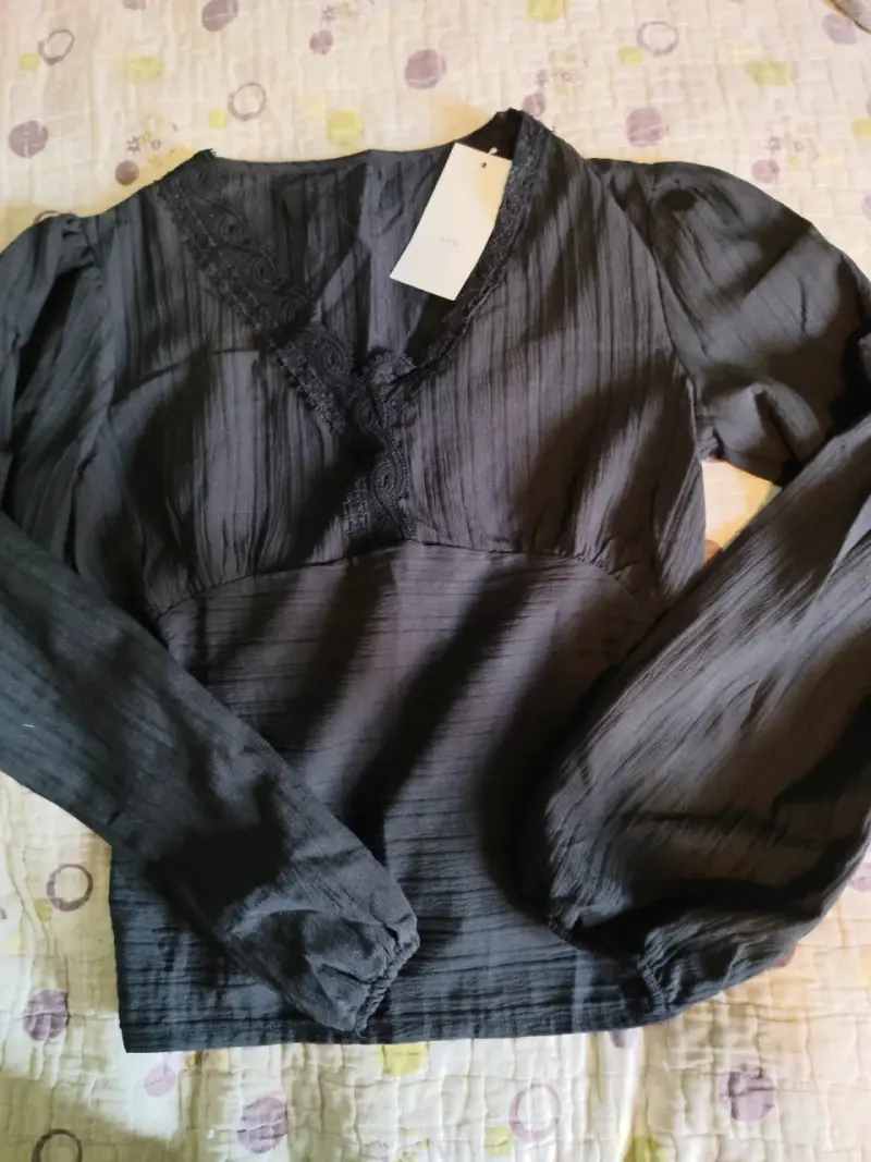 Blusa negra con encaje