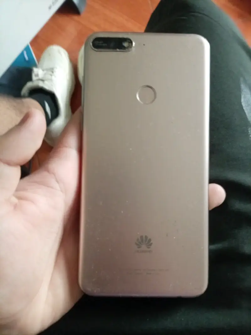 Smartphone Huawei dorado usado - 1