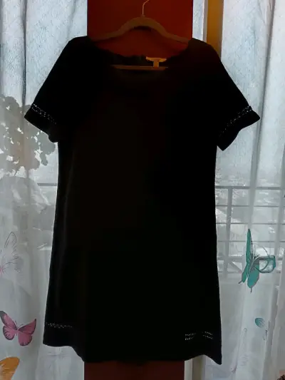 Vestido negro con encaje - miniatura 3