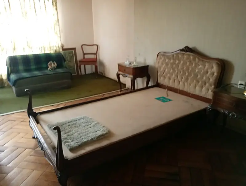 Cama estilo clásico con cabecera