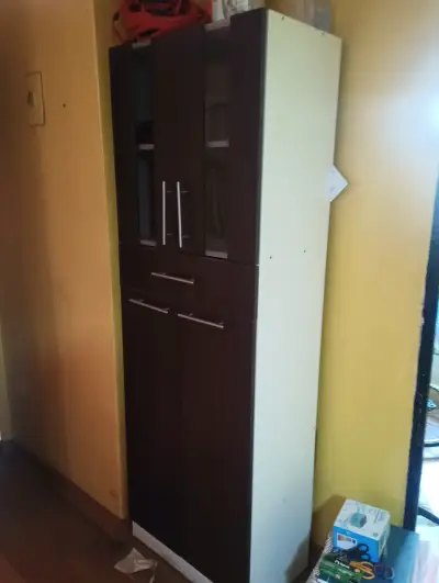 Mueble alto de madera y puerta superior de vidrio - miniatura 1