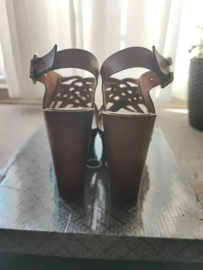 Sandalias de tacón marrón - miniatura 4