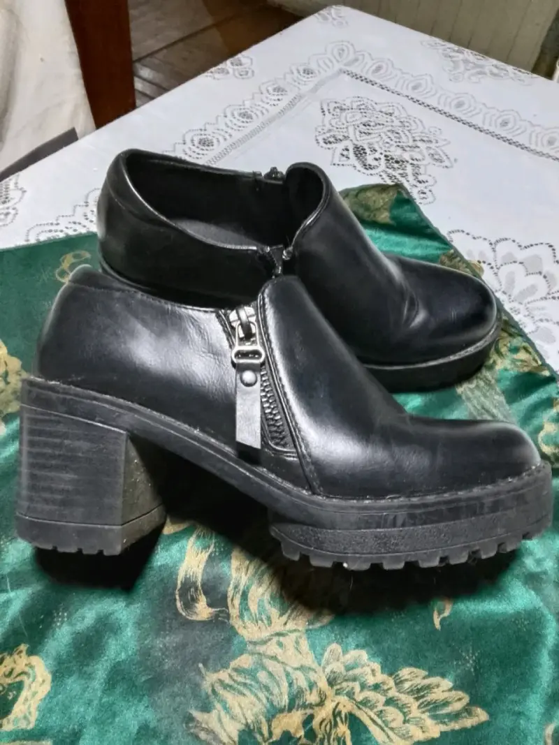 Zapatos negros con taco grueso - 1