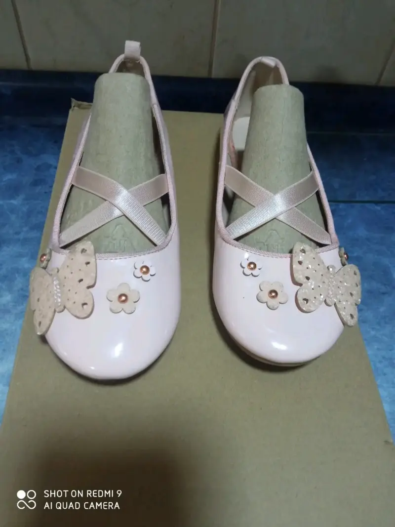 Zapatos planos de charol rosados con mariposas - 1